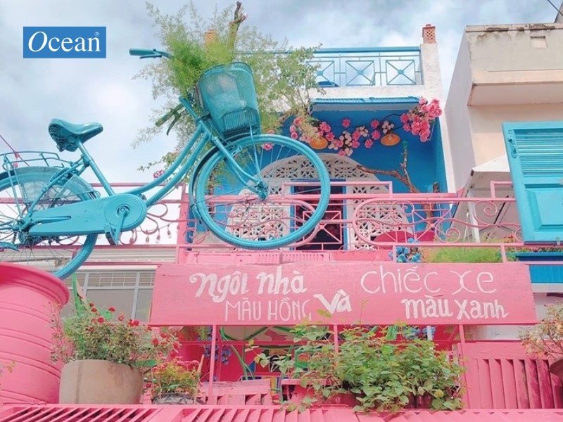 Ngôi Nhà Màu Hồng Và Chiếc Xe Màu Xanh Ngôi Nhà Màu Hồng Và Chiếc Xe Màu Xanh